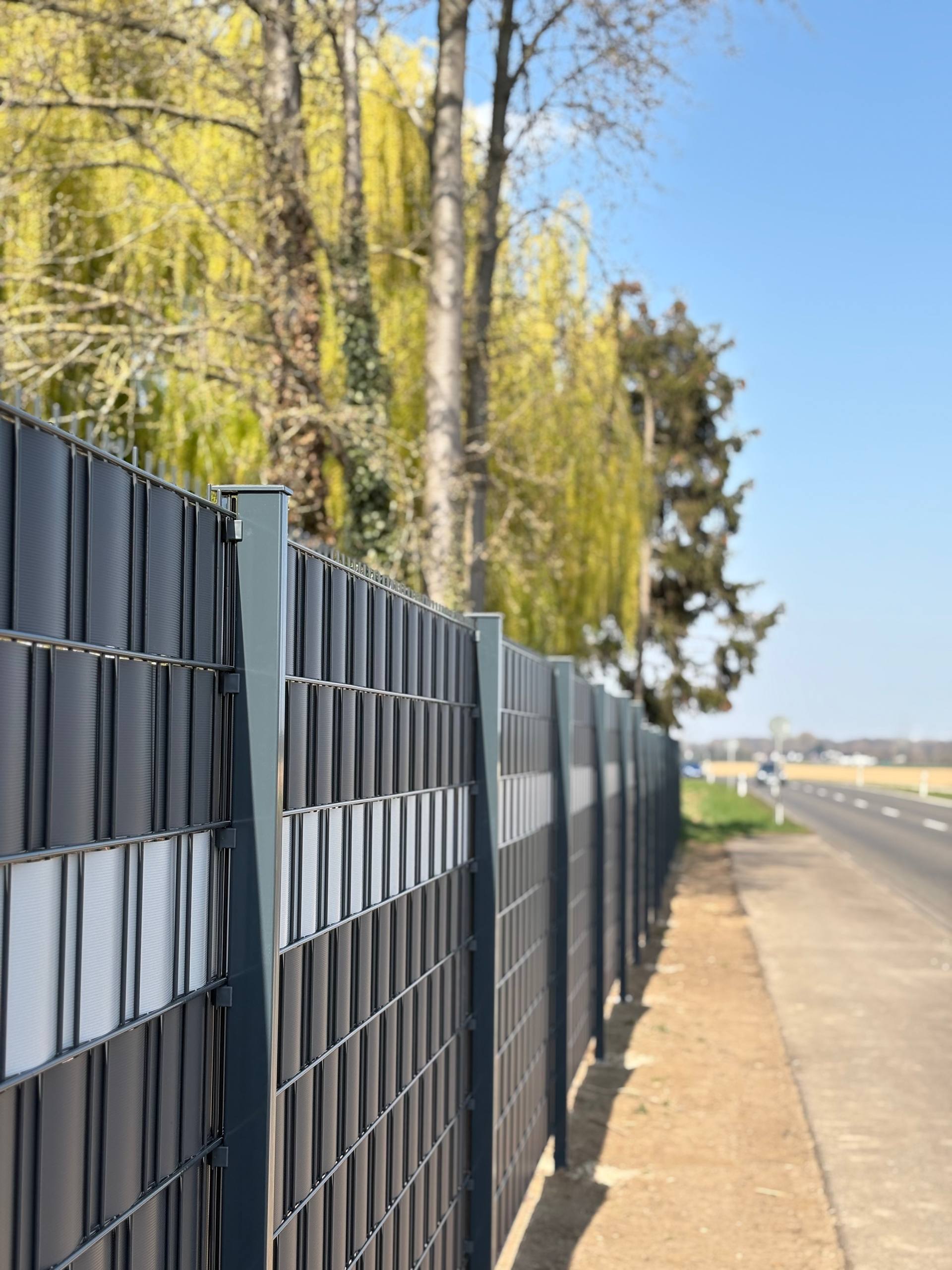 Zaunbau mit Sichtschutz